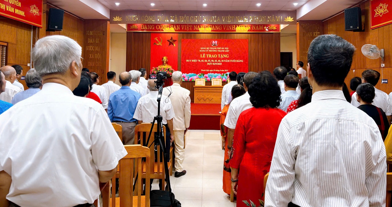 “Huy hiệu Đảng – Dấu ấn vẻ vang trong hành trình cống hiến của 108 đảng viên phường Thanh Liệt- Ảnh 2.