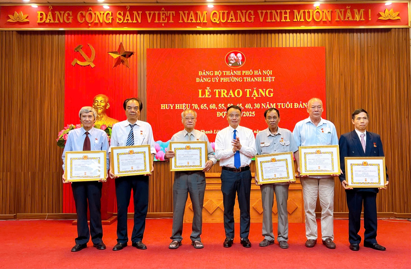 “Huy hiệu Đảng – Dấu ấn vẻ vang trong hành trình cống hiến của 108 đảng viên phường Thanh Liệt- Ảnh 10.