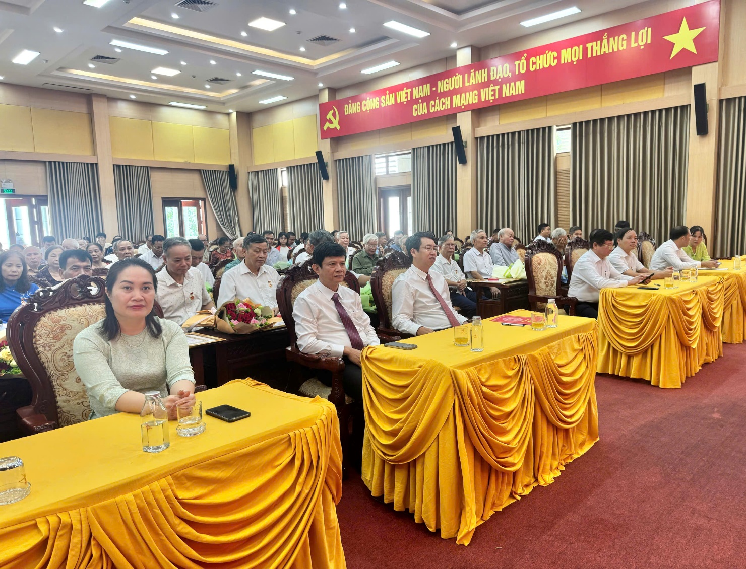 Đảng bộ xã Hoài Đức: 59 đảng viên được trao tặng Huy hiệu Đảng đợt 02/9/2025- Ảnh 1.