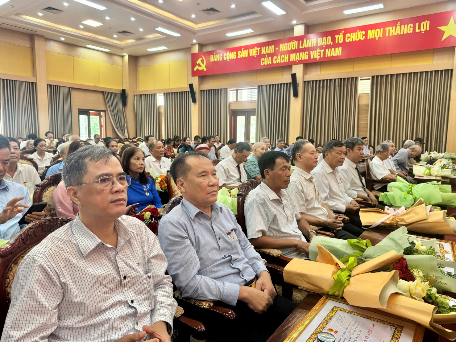 Đảng bộ xã Hoài Đức: 59 đảng viên được trao tặng Huy hiệu Đảng đợt 02/9/2025- Ảnh 2.