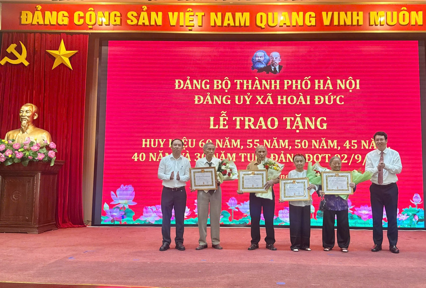 Đảng bộ xã Hoài Đức: 59 đảng viên được trao tặng Huy hiệu Đảng đợt 02/9/2025- Ảnh 4.