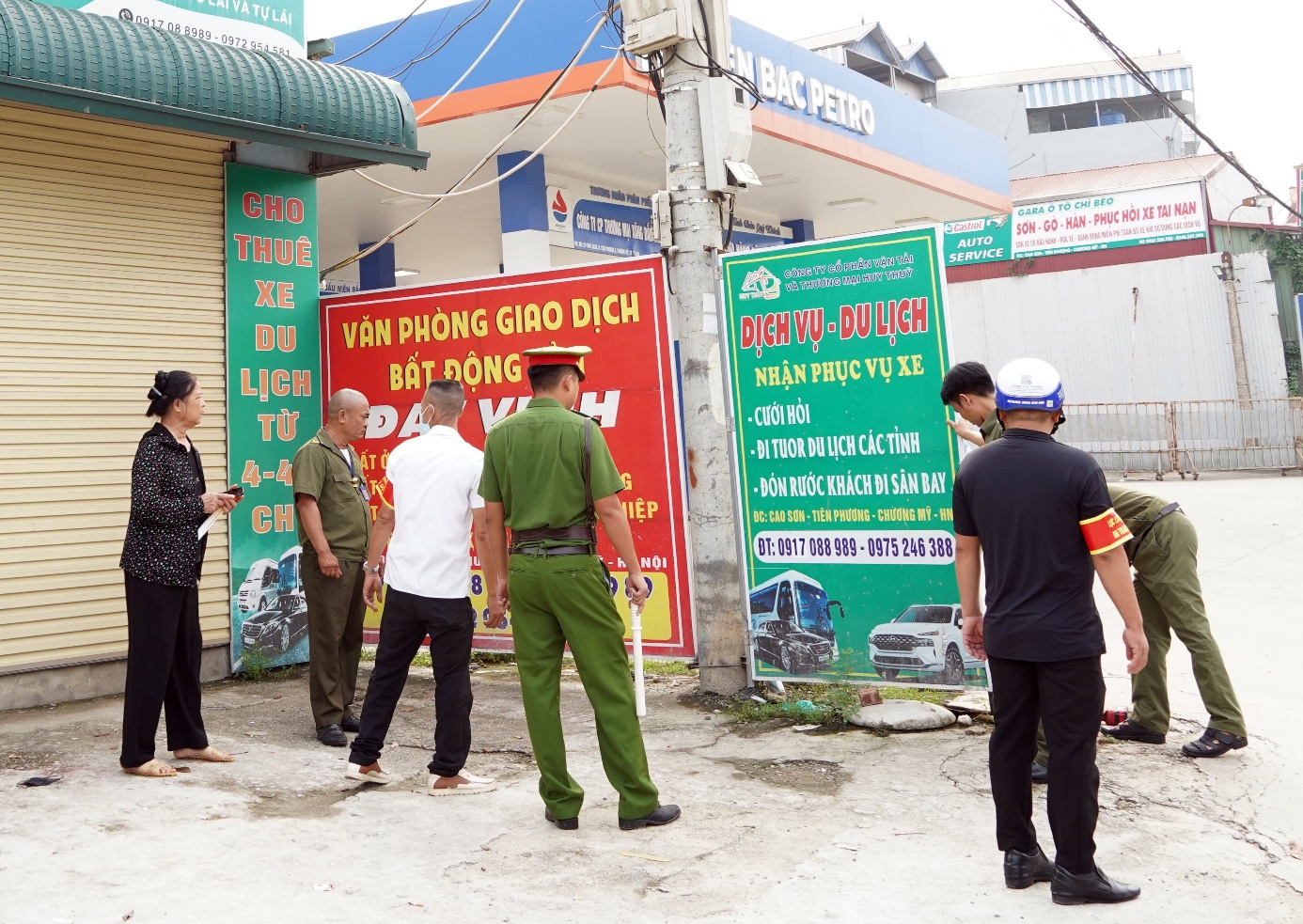 Phường Chương Mỹ ra quân giải tỏa vi phạm trật tự hành lang giao thông- Ảnh 4.