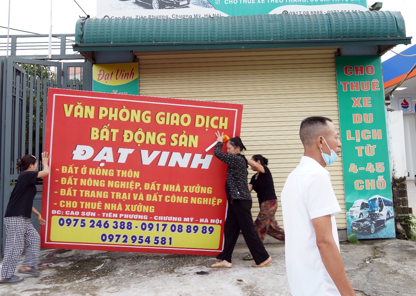 Phường Chương Mỹ ra quân giải tỏa vi phạm trật tự hành lang giao thông- Ảnh 5.