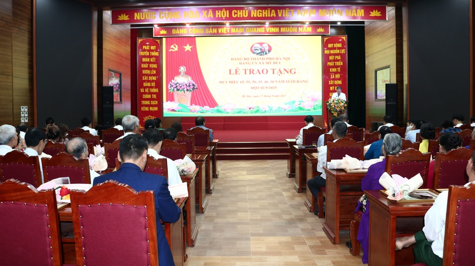 Đảng ủy xã Mỹ Đức trao Huy hiệu Đảng và quán triệt, triển khai các Nghị quyết quan trọng của Trung ương, Bộ Chính trị cho cán bộ chủ chốt xã- Ảnh 1.