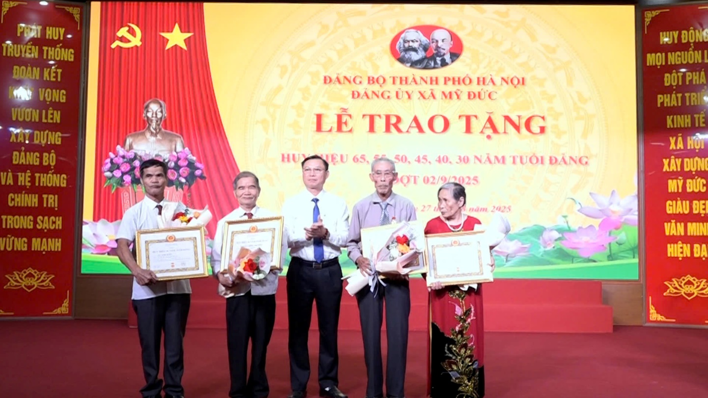 Đảng ủy xã Mỹ Đức trao Huy hiệu Đảng và quán triệt, triển khai các Nghị quyết quan trọng của Trung ương, Bộ Chính trị cho cán bộ chủ chốt xã- Ảnh 4.