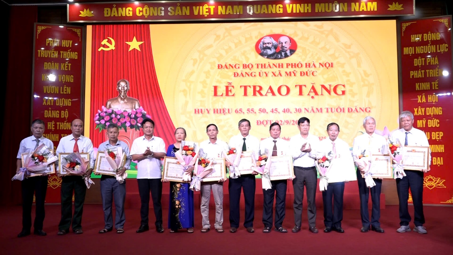 Đảng ủy xã Mỹ Đức trao Huy hiệu Đảng và quán triệt, triển khai các Nghị quyết quan trọng của Trung ương, Bộ Chính trị cho cán bộ chủ chốt xã- Ảnh 6.