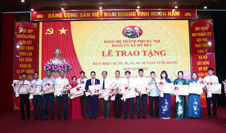 Đảng ủy xã Mỹ Đức trao Huy hiệu Đảng và quán triệt, triển khai các Nghị quyết quan trọng của Trung ương, Bộ Chính trị cho cán bộ chủ chốt xã- Ảnh 7.