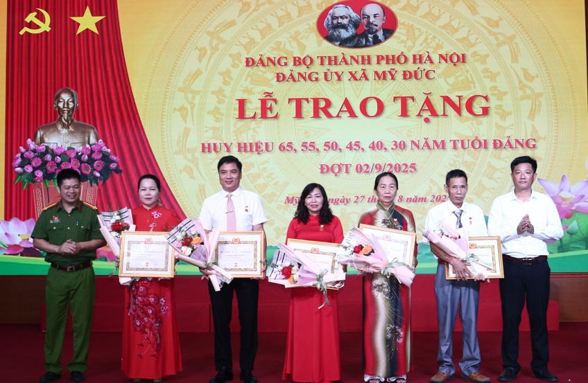 Đảng ủy xã Mỹ Đức trao Huy hiệu Đảng và quán triệt, triển khai các Nghị quyết quan trọng của Trung ương, Bộ Chính trị cho cán bộ chủ chốt xã- Ảnh 8.