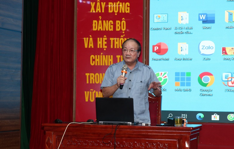 Đảng ủy xã Mỹ Đức trao Huy hiệu Đảng và quán triệt, triển khai các Nghị quyết quan trọng của Trung ương, Bộ Chính trị cho cán bộ chủ chốt xã- Ảnh 10.