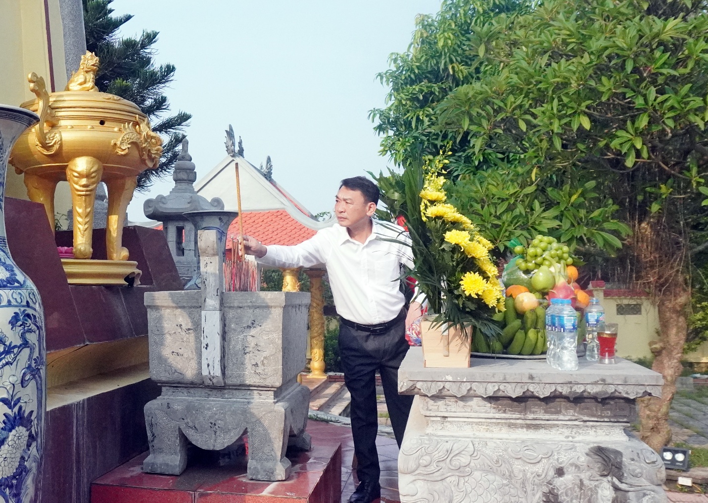 Xuân Mai: Tri ân các anh hùng liệt sĩ – Khắc ghi truyền thống, tiếp bước cha anh- Ảnh 4.