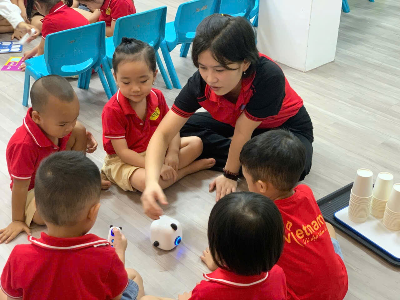 Khơi nguồn đam mê khoa học từ những trải nghiệm STEM – Robotics- Ảnh 2.