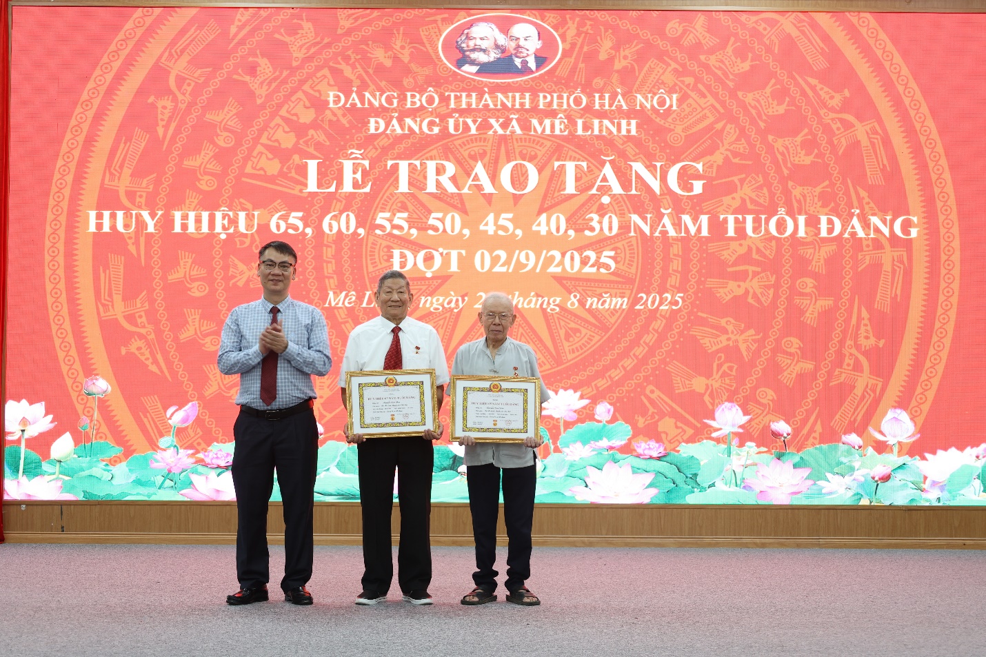 Xã Mê Linh tổ chức Lễ trao Huy hiệu Đảng đợt 2/9/2025- Ảnh 2.