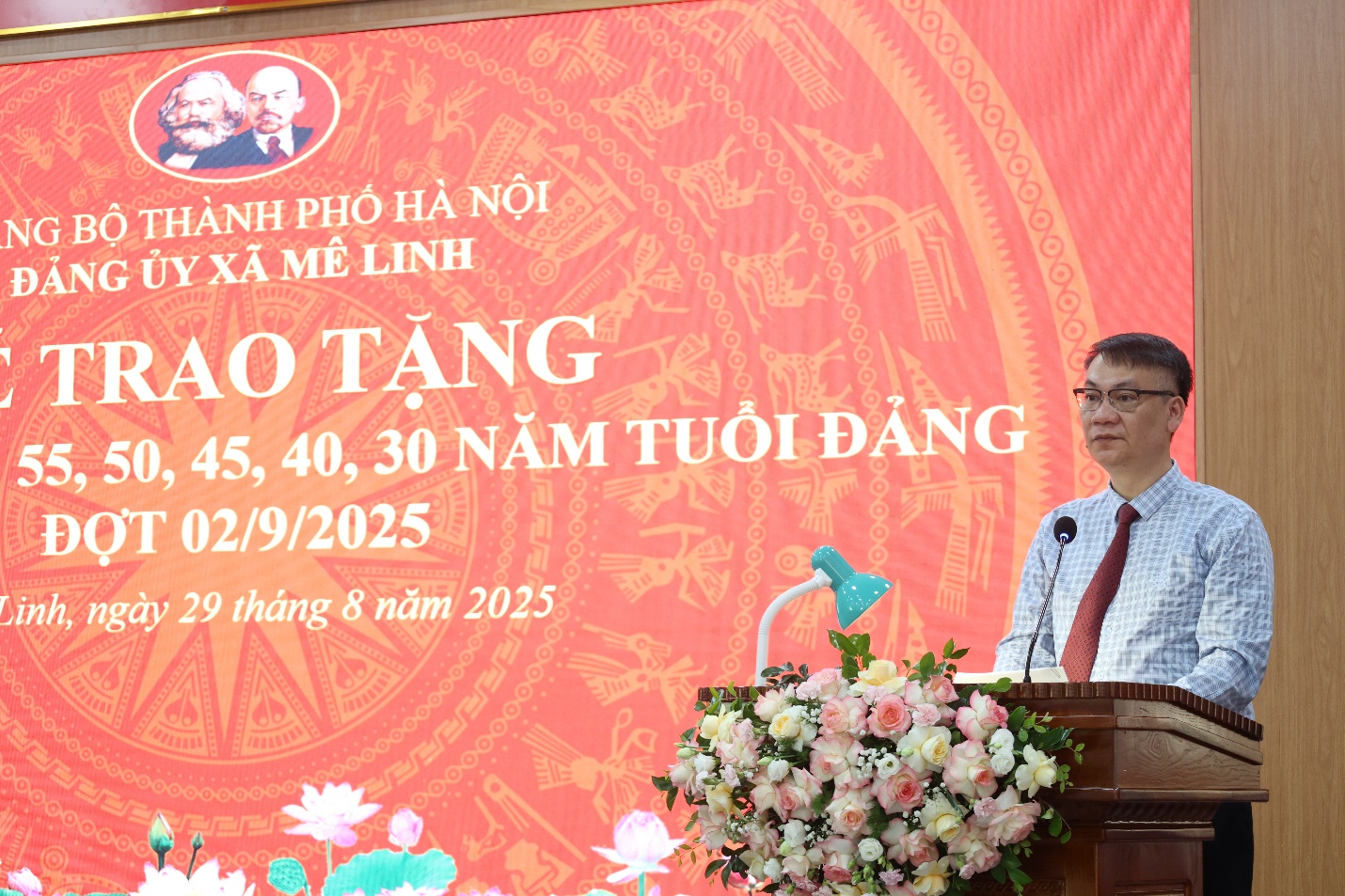 Xã Mê Linh tổ chức Lễ trao Huy hiệu Đảng đợt 2/9/2025- Ảnh 8.