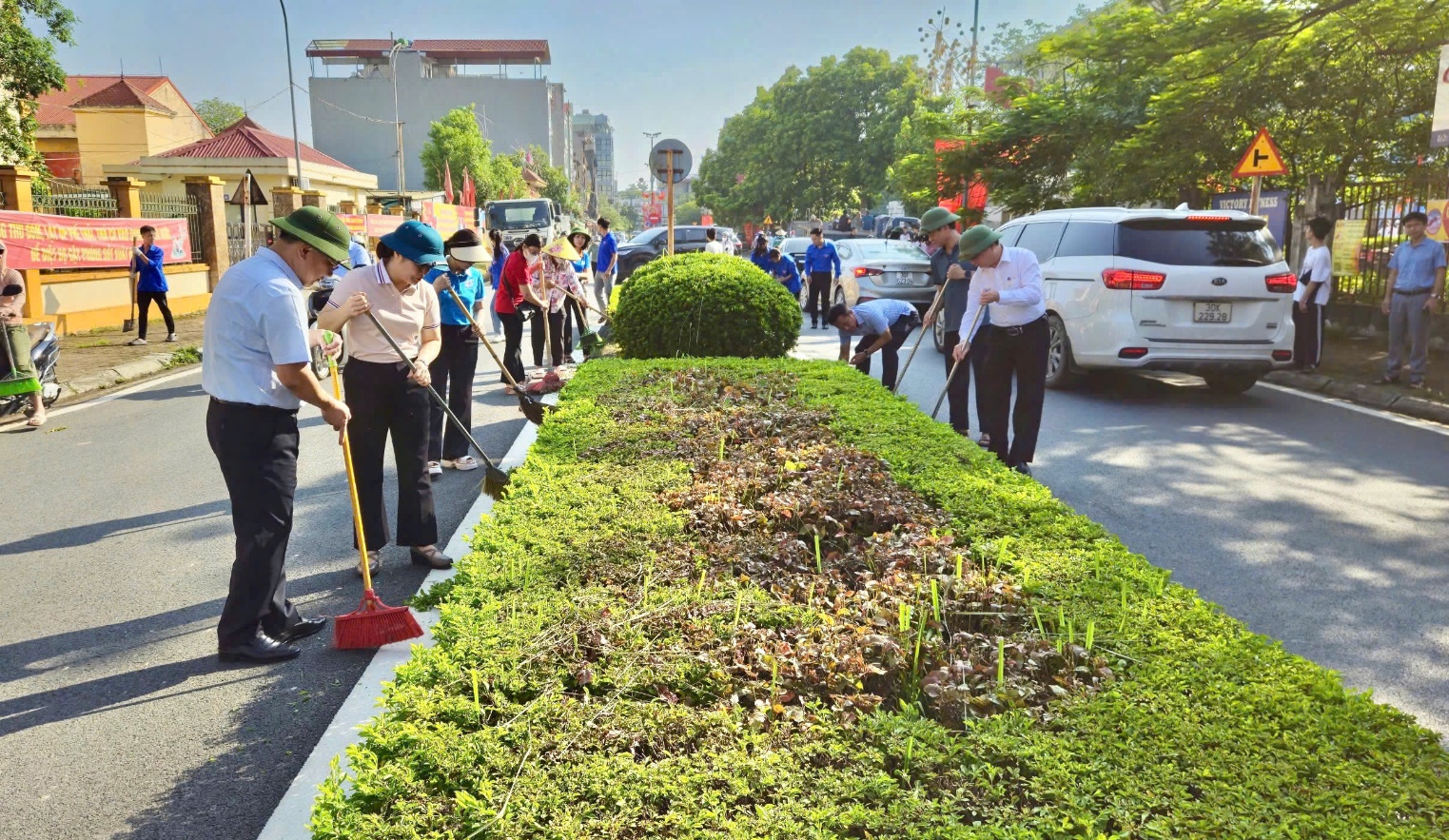 UBND xã Hoài Đức phát động phong trào toàn dân tham gia tổng vệ sinh môi trường chào mừng kỷ niệm 80 năm Quốc khánh 2/9 trên địa bàn xã- Ảnh 1.