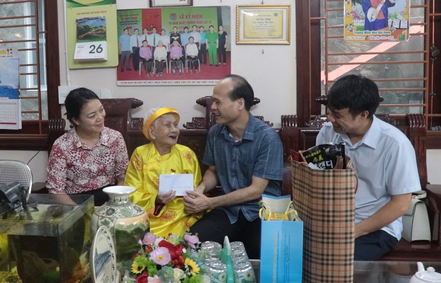 Phó chủ tịch UBND xã Mỹ Đức thăm và tặng quà Mẹ Việt Nam Anh hùng và thương binh- Ảnh 1.
