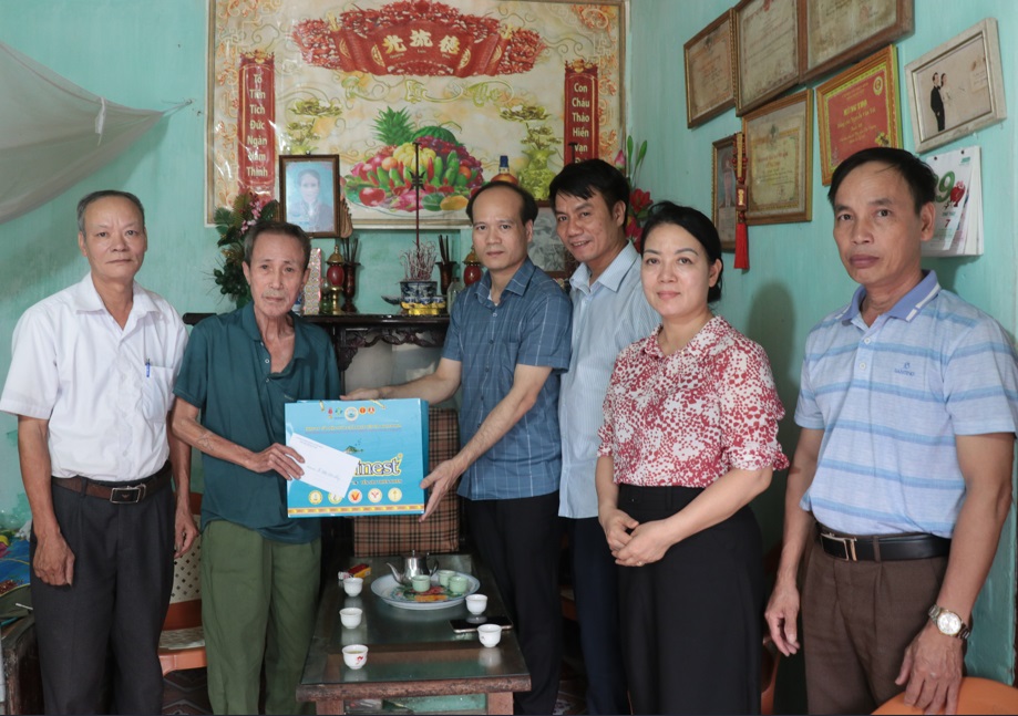 Phó chủ tịch UBND xã Mỹ Đức thăm và tặng quà Mẹ Việt Nam Anh hùng và thương binh- Ảnh 2.