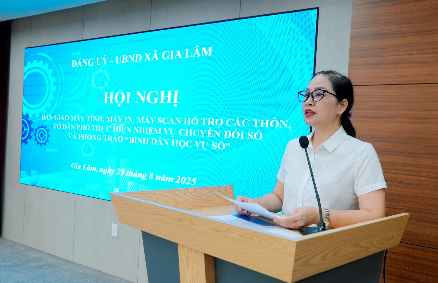 Xã Gia Lâm: Trao tặng máy tính, máy in, máy scan tới 36 Bí thư chi bộ thôn, tổ dân phố trên địa bàn- Ảnh 2.