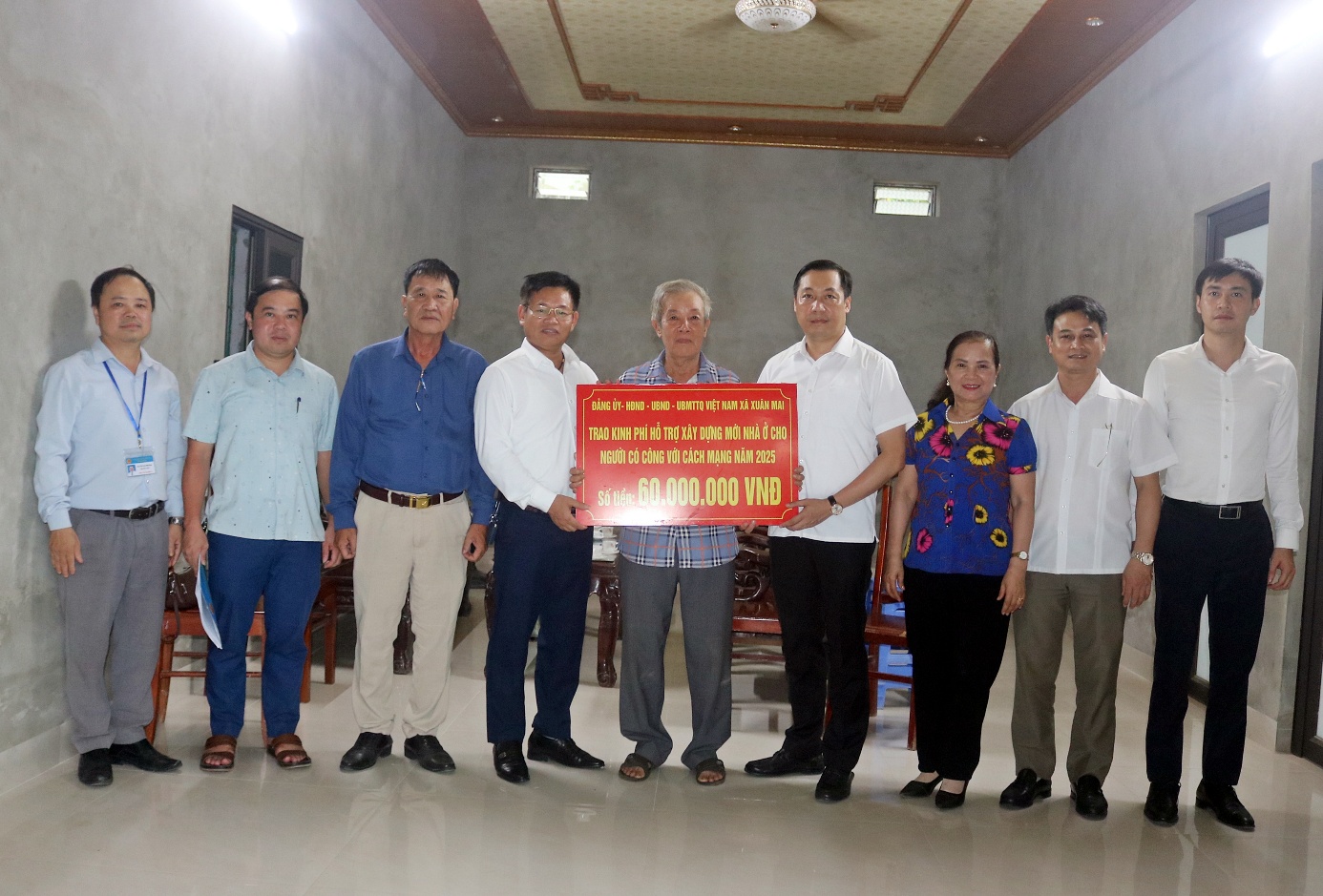 Đồng chí Chủ tịch UBND xã Xuân Mai Nguyễn Anh Đức trao kinh phí hỗ trợ xây dựng nhà ở cho người có công với cách mạng- Ảnh 1.