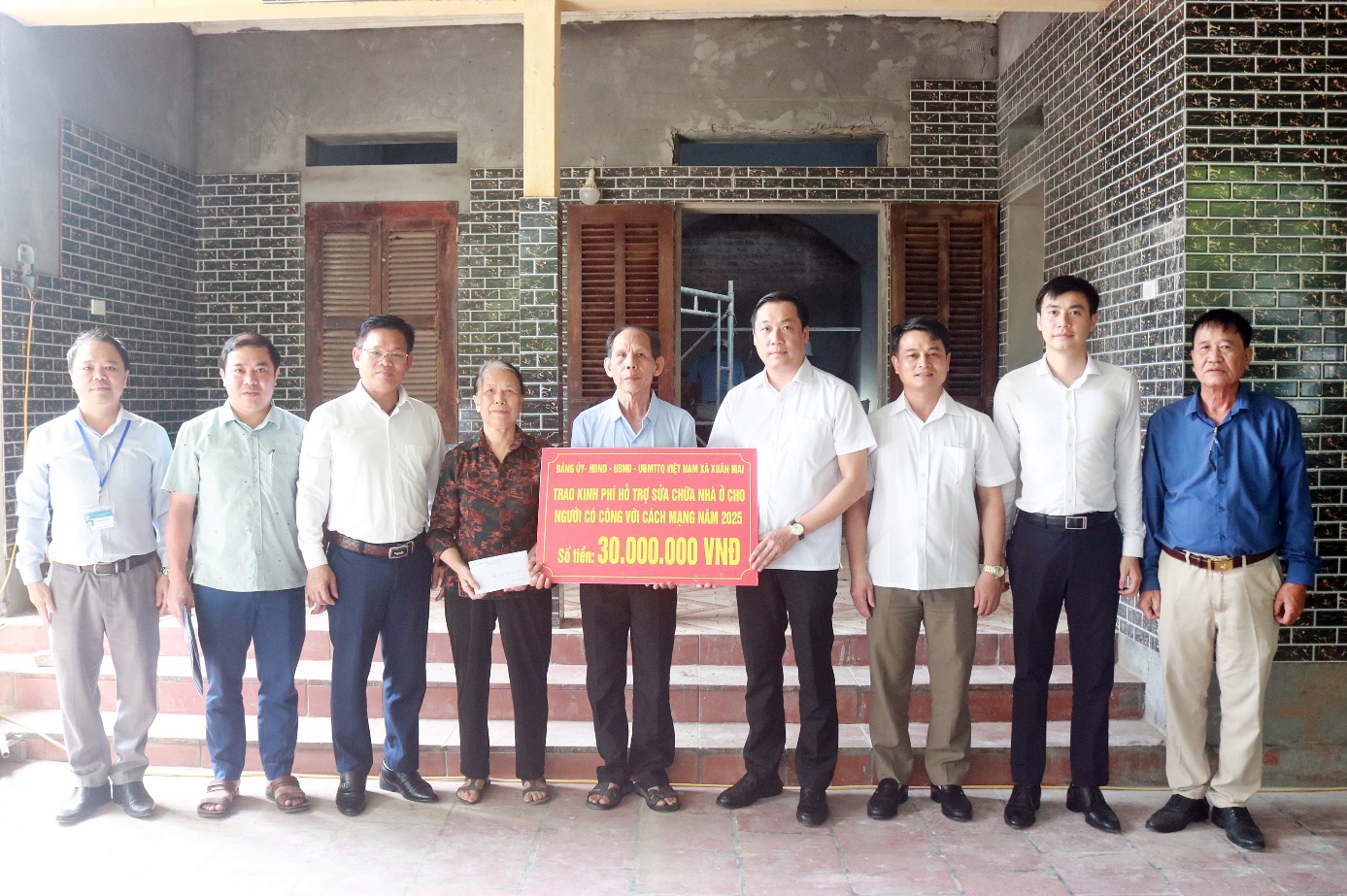 Đồng chí Chủ tịch UBND xã Xuân Mai Nguyễn Anh Đức trao kinh phí hỗ trợ xây dựng nhà ở cho người có công với cách mạng- Ảnh 2.