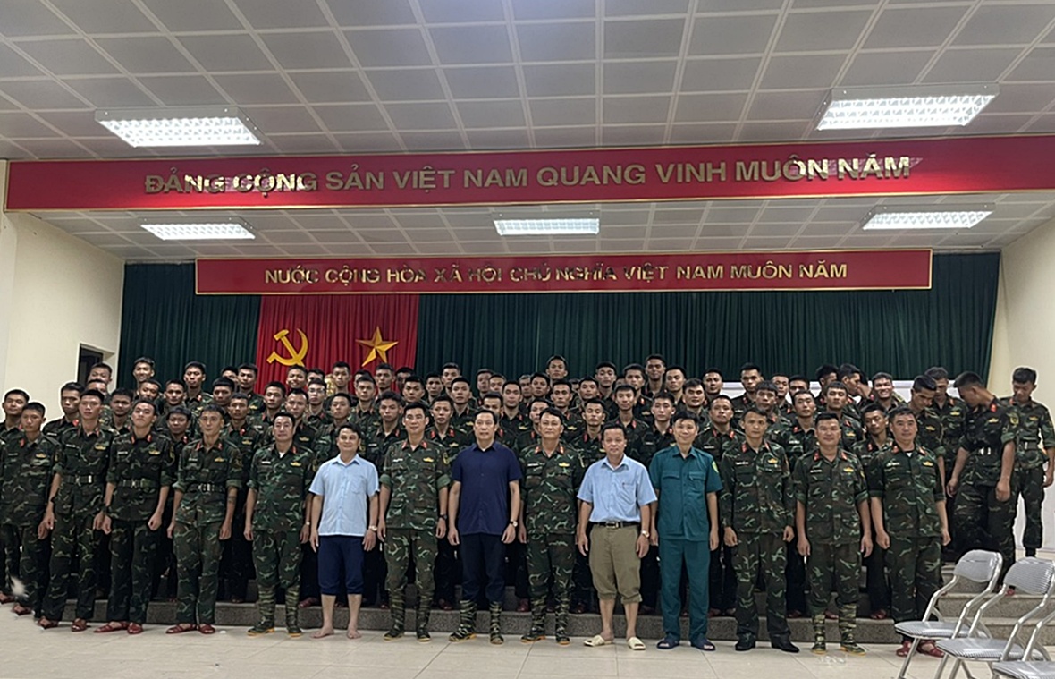 Các đồng chí lành đạo UBND xã Xuân Mai thăm tặng quà các chiến sỹ hỗ trợ nhân dân khắc phục hậu quả hoànlưu cơn bão số 5- Ảnh 1.