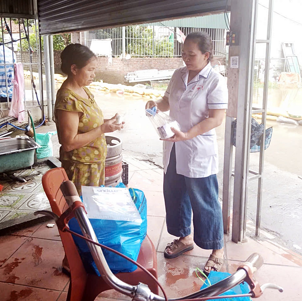 Quảng Bị triển khai các hoạt động chăm sóc sức khỏe người dân vùng ngập úng- Ảnh 2.
