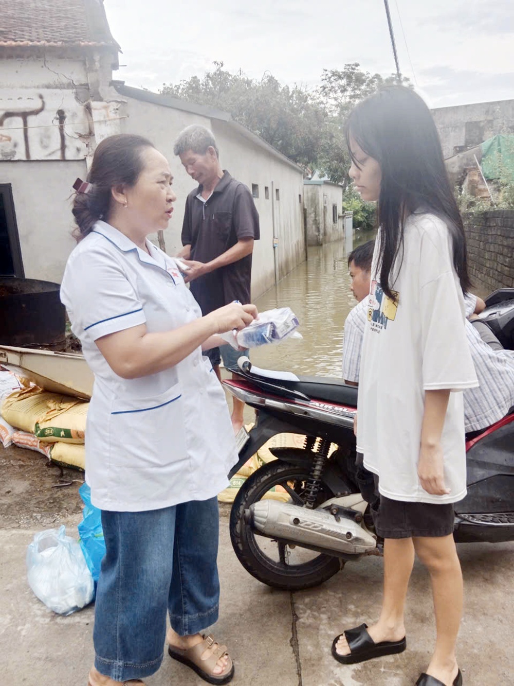 Quảng Bị triển khai các hoạt động chăm sóc sức khỏe người dân vùng ngập úng- Ảnh 3.