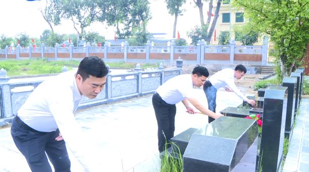 Xã Phúc Thọ tổ chức các Đoàn thăm, viếng nghĩa trang Liệt sĩ nhân kỷ niệm 80 năm Ngày Quốc khánh 2/9- Ảnh 4.