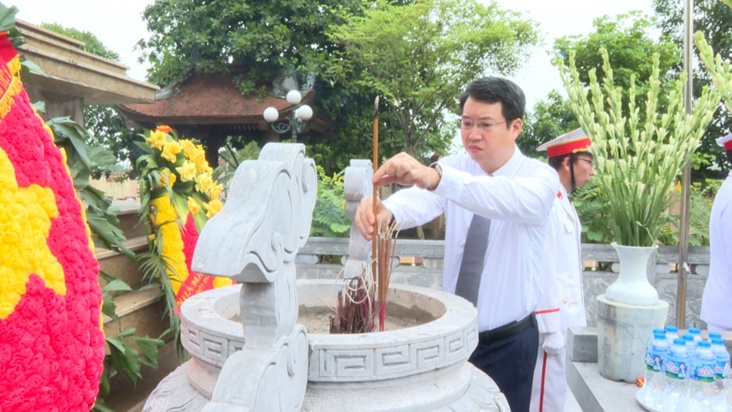 Hoài Đức tổ chức Lễ dâng hoa, dâng hương viếng Đài tưởng niệm và Nghĩa trang liệt sĩ nhân dịp kỷ niệm 80 năm Quốc khánh nước Cộng hòa xã hội chủ nghĩa Việt Nam- Ảnh 8.