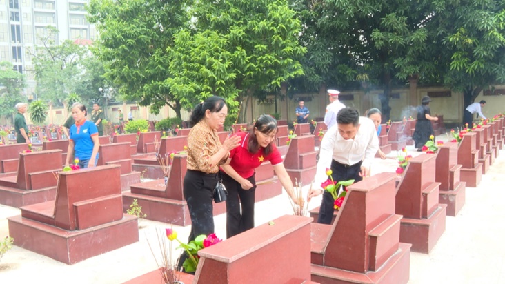 Hoài Đức tổ chức Lễ dâng hoa, dâng hương viếng Đài tưởng niệm và Nghĩa trang liệt sĩ nhân dịp kỷ niệm 80 năm Quốc khánh nước Cộng hòa xã hội chủ nghĩa Việt Nam- Ảnh 16.