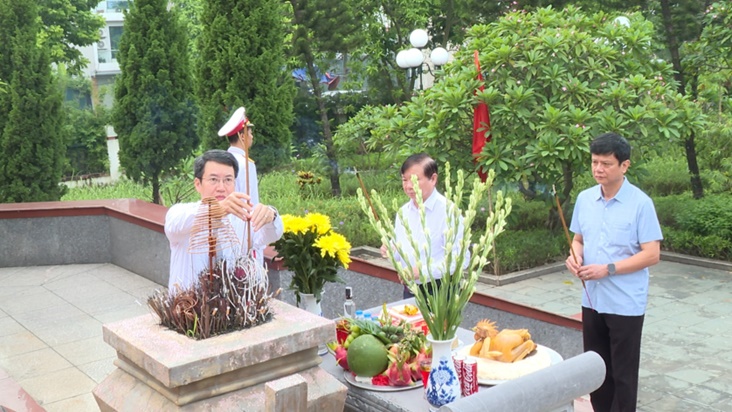 Hoài Đức tổ chức Lễ dâng hoa, dâng hương viếng Đài tưởng niệm và Nghĩa trang liệt sĩ nhân dịp kỷ niệm 80 năm Quốc khánh nước Cộng hòa xã hội chủ nghĩa Việt Nam- Ảnh 2.