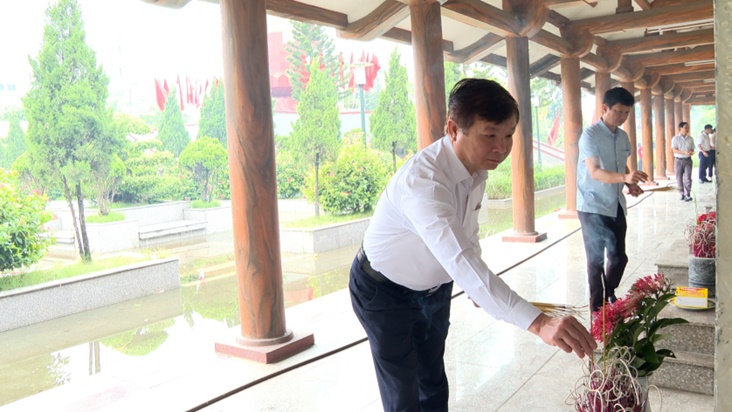 Hoài Đức tổ chức Lễ dâng hoa, dâng hương viếng Đài tưởng niệm và Nghĩa trang liệt sĩ nhân dịp kỷ niệm 80 năm Quốc khánh nước Cộng hòa xã hội chủ nghĩa Việt Nam- Ảnh 5.