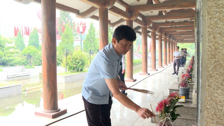 Hoài Đức tổ chức Lễ dâng hoa, dâng hương viếng Đài tưởng niệm và Nghĩa trang liệt sĩ nhân dịp kỷ niệm 80 năm Quốc khánh nước Cộng hòa xã hội chủ nghĩa Việt Nam- Ảnh 6.