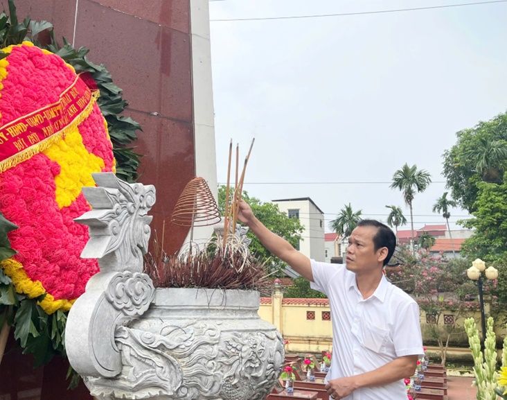 Hoài Đức tổ chức Lễ dâng hoa, dâng hương viếng Đài tưởng niệm và Nghĩa trang liệt sĩ nhân dịp kỷ niệm 80 năm Quốc khánh nước Cộng hòa xã hội chủ nghĩa Việt Nam- Ảnh 12.