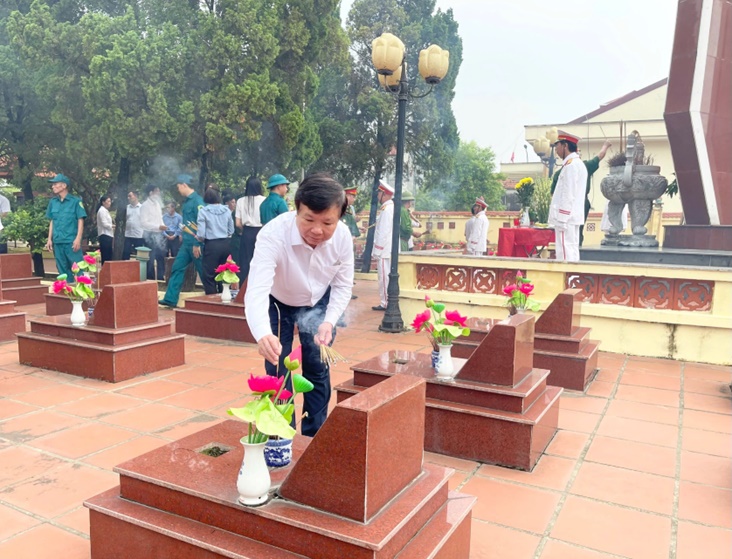 Hoài Đức tổ chức Lễ dâng hoa, dâng hương viếng Đài tưởng niệm và Nghĩa trang liệt sĩ nhân dịp kỷ niệm 80 năm Quốc khánh nước Cộng hòa xã hội chủ nghĩa Việt Nam- Ảnh 14.