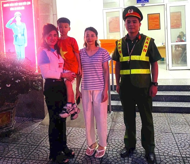 Những bóng áo xanh lặng thầm, hiệu quả giữa biển người ở sự kiện A80- Ảnh 3.