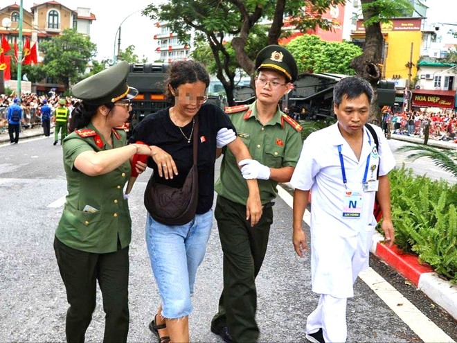 Những bóng áo xanh lặng thầm, hiệu quả giữa biển người ở sự kiện A80- Ảnh 1.
