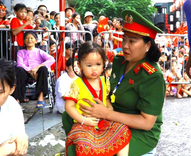 Những bóng áo xanh lặng thầm, hiệu quả giữa biển người ở sự kiện A80- Ảnh 2.
