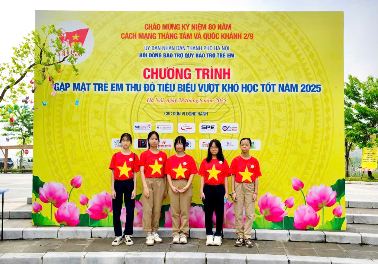 05 trẻ em xã Nam Phù được nhận quà tại chương trình “Gặp mặt trẻ em Thủ đô tiêu biểu vượt khó học tốt” năm 2025
