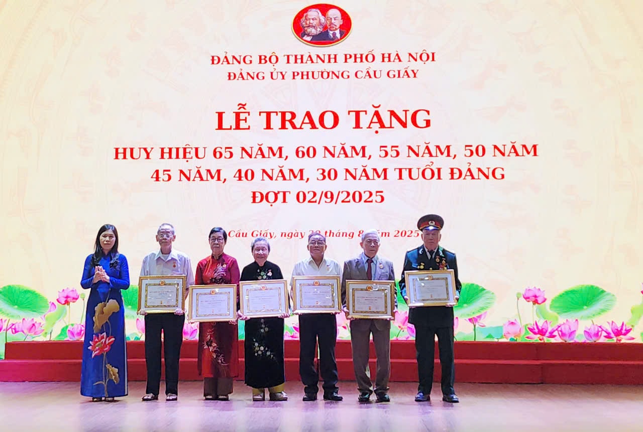 154 đảng viên phường Cầu Giấy nhận Huy hiệu Đảng đợt 2-9- Ảnh 1.