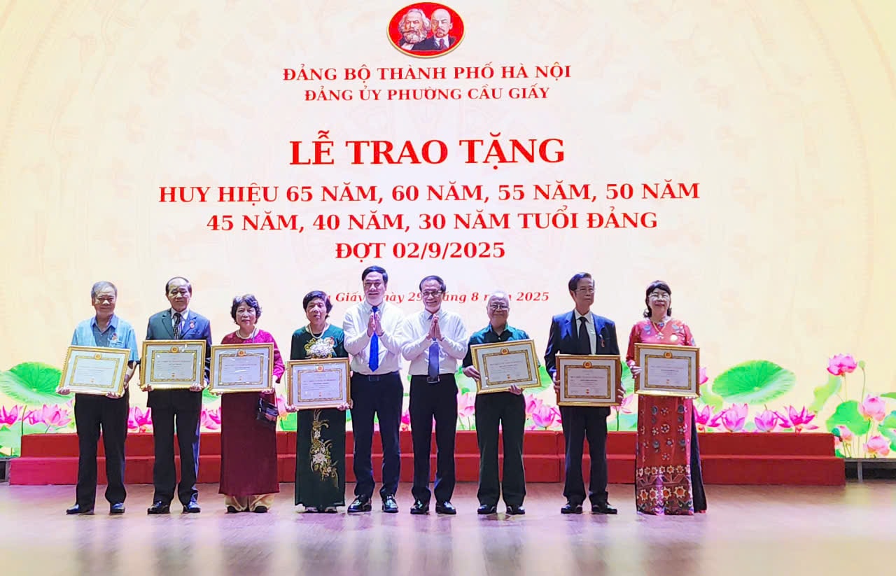 154 đảng viên phường Cầu Giấy nhận Huy hiệu Đảng đợt 2-9- Ảnh 2.