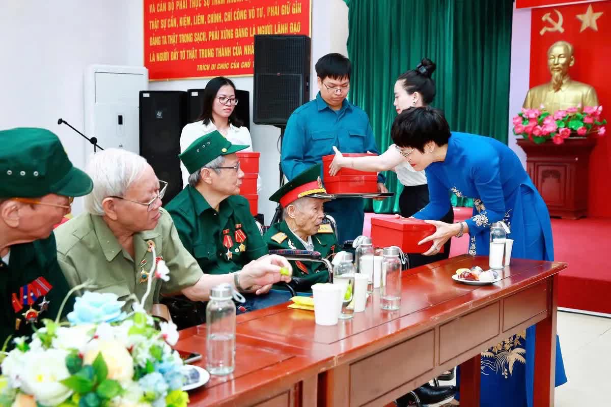 Phường Kim Liên: Hội nghị gặp mặt Người có công với cách mạng và đại diện thân nhân Liệt sĩ nhân dịp kỷ niệm 80 năm Quốc khánh 2/9- Ảnh 4.