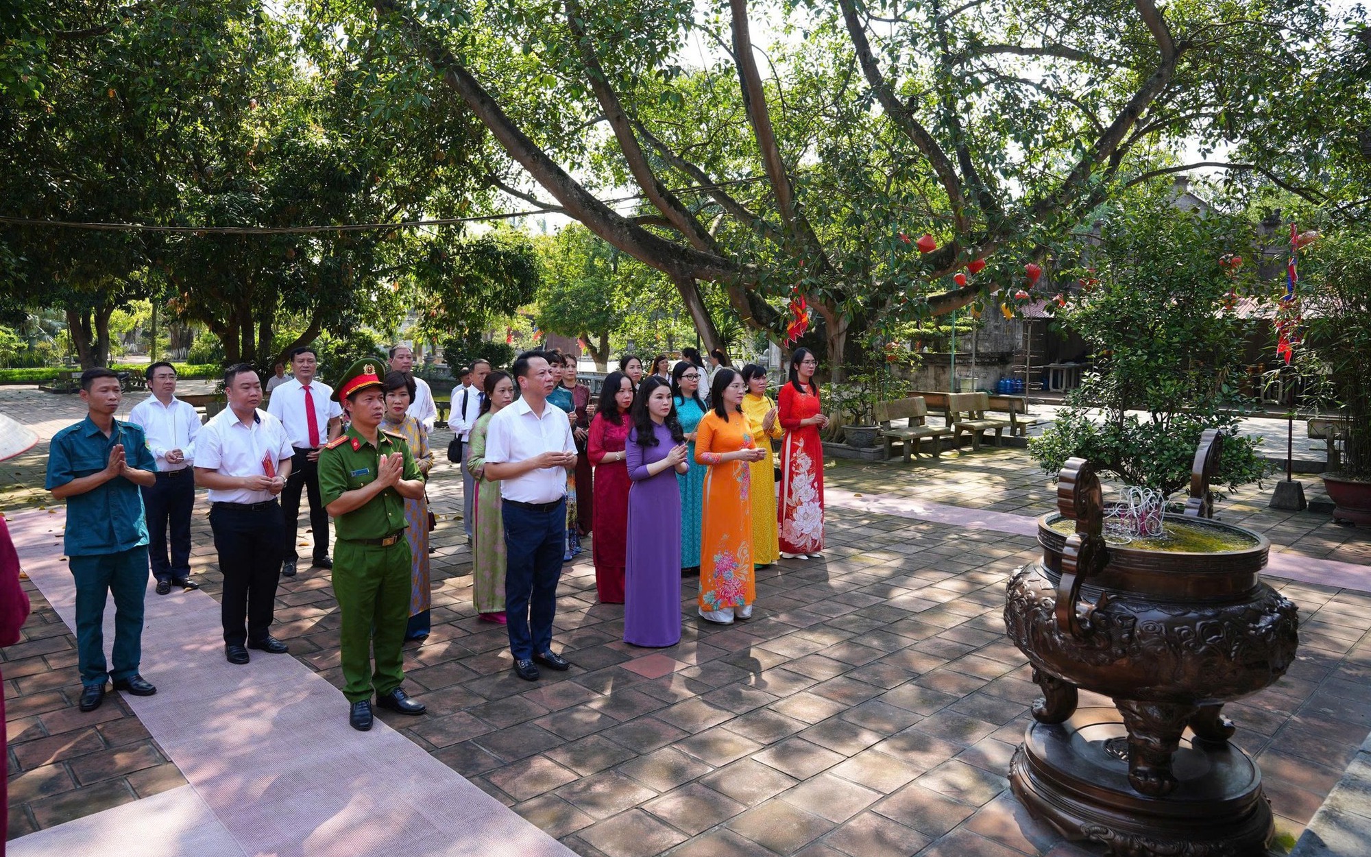 Đoàn Đại biểu phường Hai Bà Trưng, thành phố Hà Nội dâng hương các Khu di tích Quốc gia đặc biệt thờ Hai Bà Trưng.