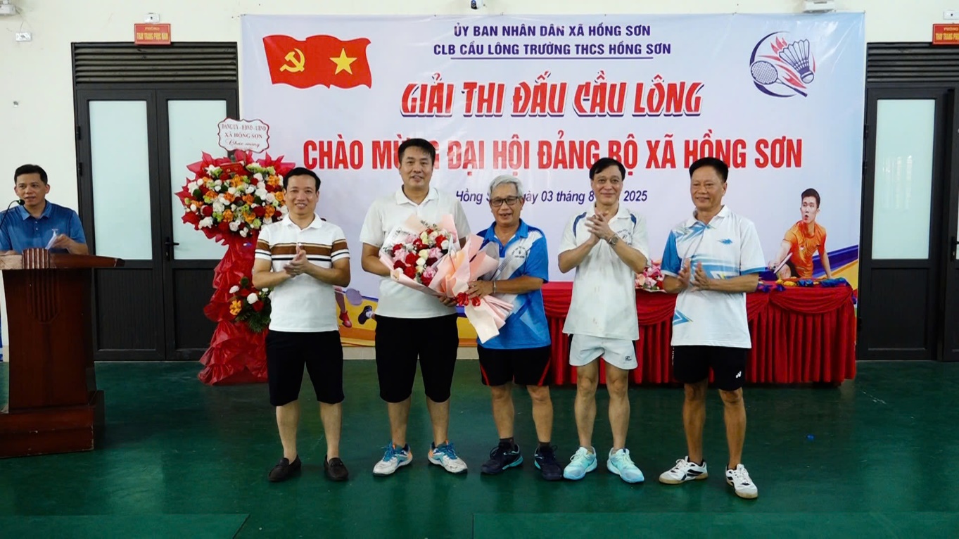 C:\Users\User\Desktop\HONG SON\T8\CT4.8\giải cầu lông\z6869216111797_1249888e5bff93ab6d2ed5eb5bd1da1e.jpg