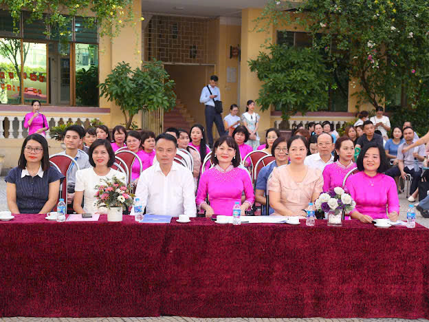 Chủ tịch UBND phường Thanh Liệt Bùi Huy Hoàng dự chương trình chào đón học sinh lớp 1 tại trường Tiểu học Thanh Xuân Nam- Ảnh 1.