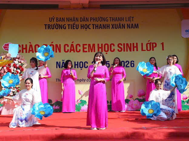 Chủ tịch UBND phường Thanh Liệt Bùi Huy Hoàng dự chương trình chào đón học sinh lớp 1 tại trường Tiểu học Thanh Xuân Nam- Ảnh 2.