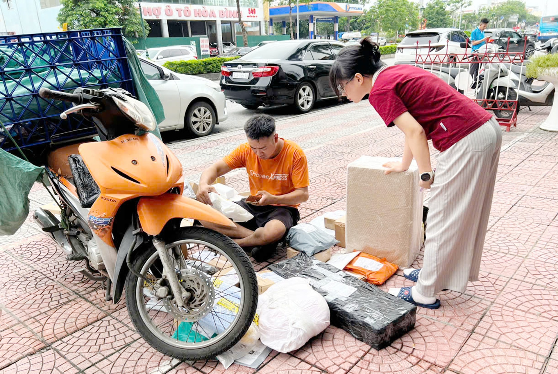 Xanh hóa thương mại điện tử: Yêu cầu cấp bách để phát triển bền vững- Ảnh 1.