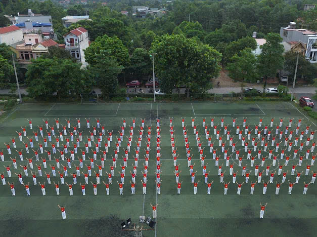 Hội Liên hiệp phụ nữ phường Tùng Thiện tổ chức chương trình đồng diễn dân vũ chào mừng kỷ niệm 80 năm Cách mạng Tháng Tám (19/8/1945 - 19/8/2025) và Quốc khánh nước Cộng hòa Xã hội Chủ nghĩa Việt Nam (2/9/1945 - 2/9/2025).- Ảnh 1.