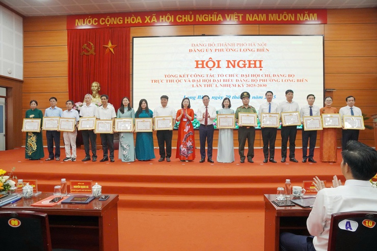 Đảng bộ phường Long Biên tổng kết công tác chỉ đạo Đại hội lần thứ I, khẳng định quyết tâm mới cho nhiệm kỳ 2025-2030- Ảnh 6.