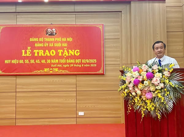 Xã Suối Hai tổ chức lễ trao huy hiệu Đảng đợt 2/9/2025- Ảnh 1.
