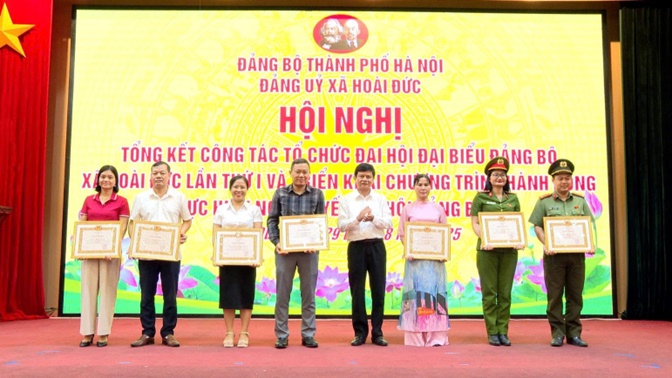 Đảng ủy xã Hoài Đức khen thưởng 10 tập thể, 21 cá nhân có thành tích xuất sắc trong công tác tổ chức Đại hội đại biểu Đảng bộ xã lần thứ I- Ảnh 10.